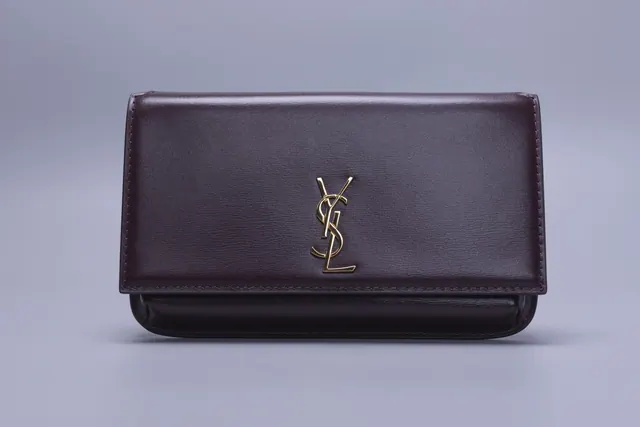 Saint Laurent Série a confirmar — Clutch