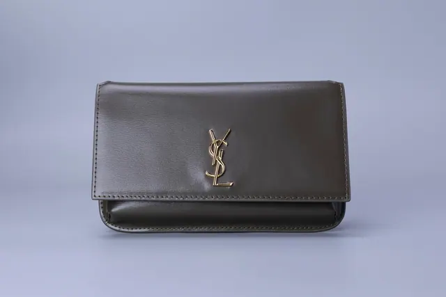 Saint Laurent Série a confirmar — Clutch