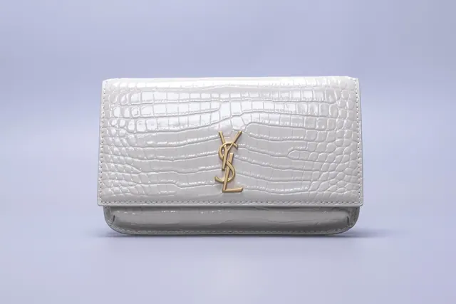 Saint Laurent Série a confirmar — Clutch