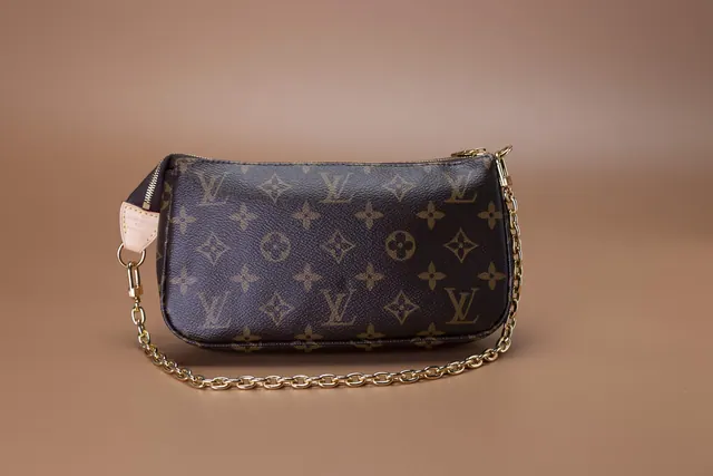 Louis Vuitton Pochette Accessoires — Bolsa de ombro